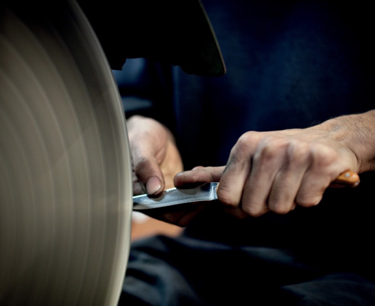 Sharpening a blade on the grinding wheel